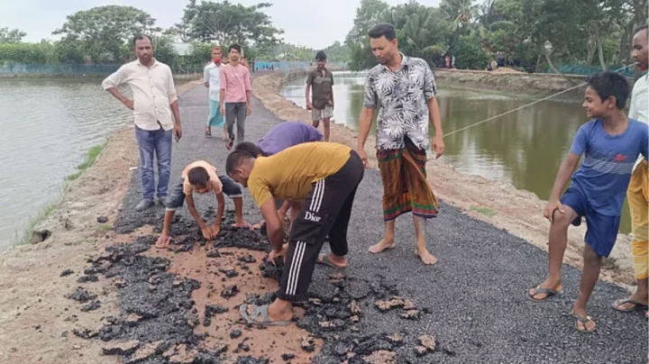 তিন দিনেই উঠে গেল নতুন সড়কের পিচ, সংস্কারকাজ বন্ধ করে দিলেন এলাকাবাসী