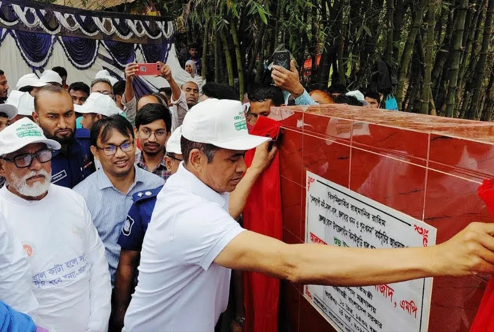 ড্রেজার নয়, শ্রমিকের হাতেই হবে খাল খনন: প্রতিমন্ত্রী ফরহাদ হোসেন আজাদ 