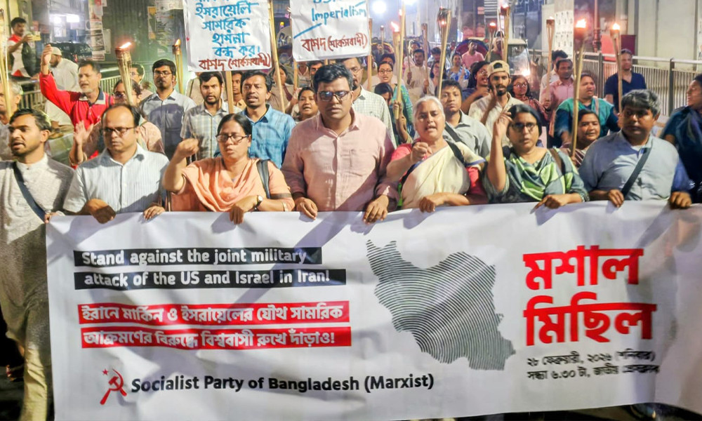 ইরানে সামরিক আক্রমণের প্রতিবাদে রাজধানীতে মশাল মিছিল