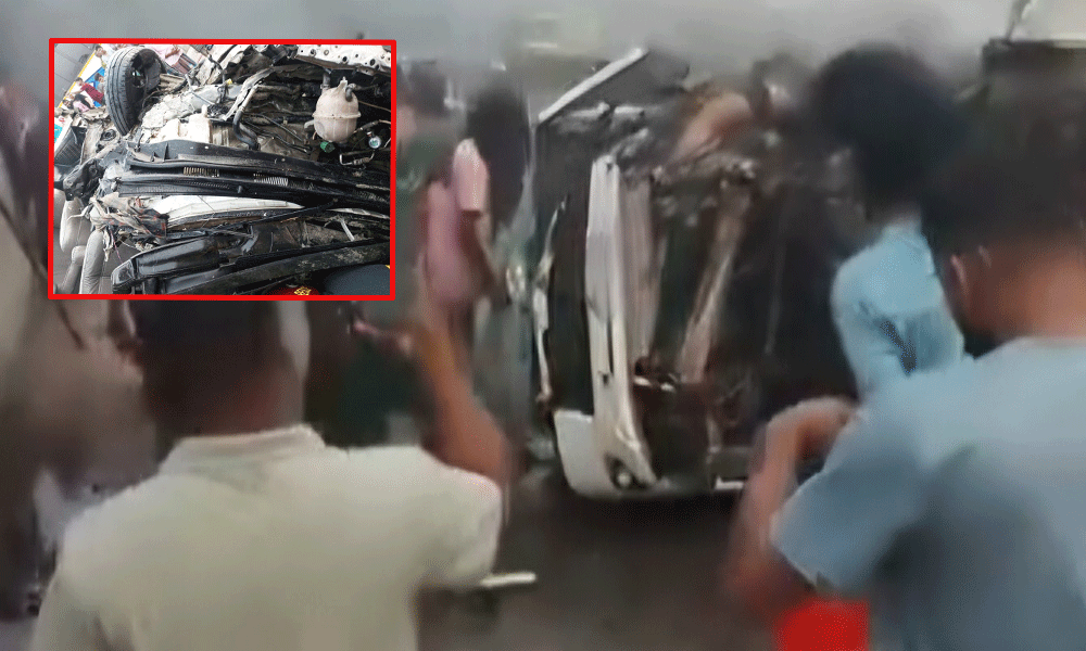 মাইক্রো বাস নিয়ন্ত্রণ হারিয়ে সড়ক বিভাজকে ধাক্কা, নিহত ৩