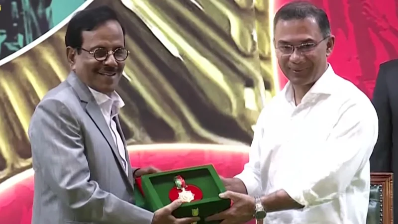 স্বাধীনতা পুরস্কার গ্রহণ করলেন ‘কথার জাদুকর’ হানিফ সংকেত