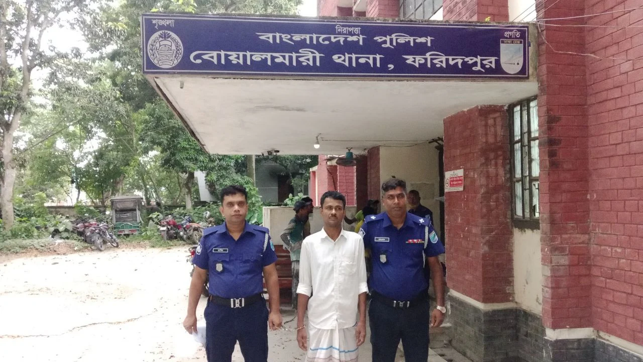 বোয়ালমারীতে মাদকের গড ফাদার ২০ মামলার পলাতক আসামি আটক