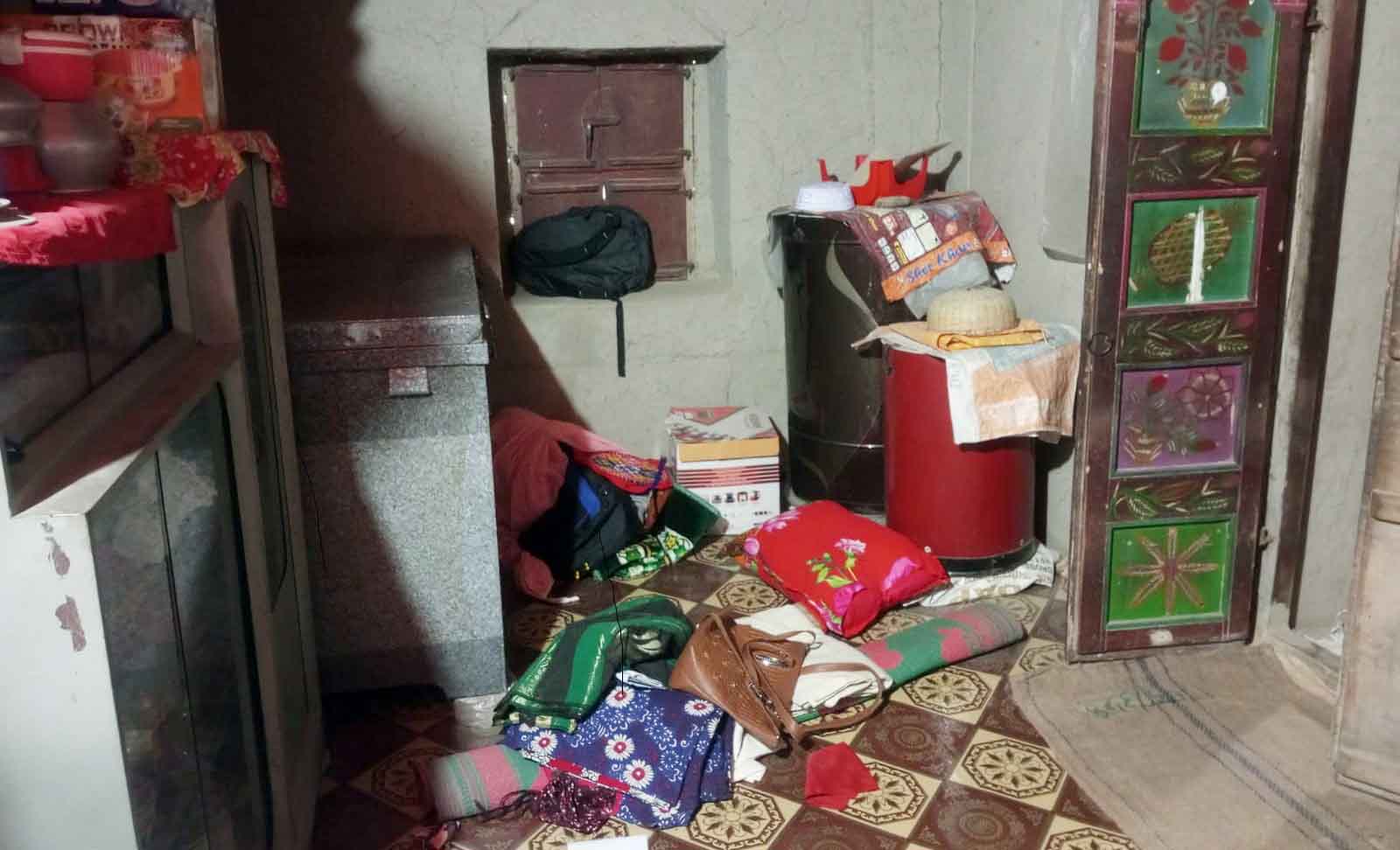 রাণীনগরে চুরি করে যাবার সময় গৃহবধুকে মারধর করলো চোরেরা