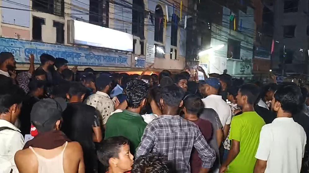 চট্টগ্রামে ৪ বছরের শিশুকে ধর্ষণের অভিযোগ, ভবন ঘেরাও জনতার