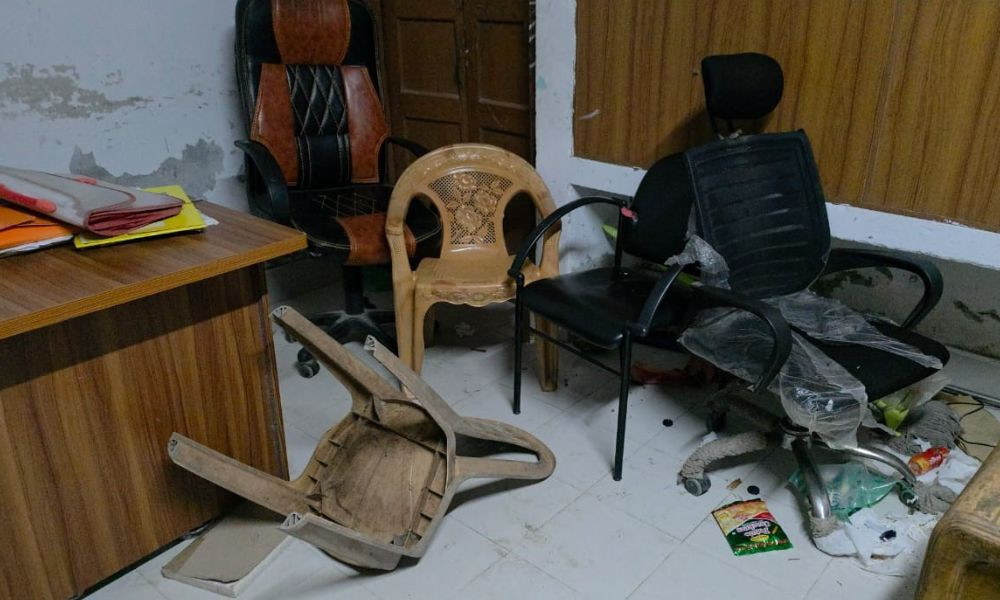 থানার দরজা ভেঙে ‘ভুয়া ভুয়া’ স্লোগান দিয়ে বেরিয়ে গেল ২২ কিশোর