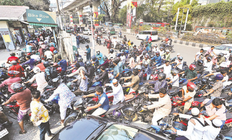 সংকটের শঙ্কায় পাম্পে প্রচণ্ড ভিড়