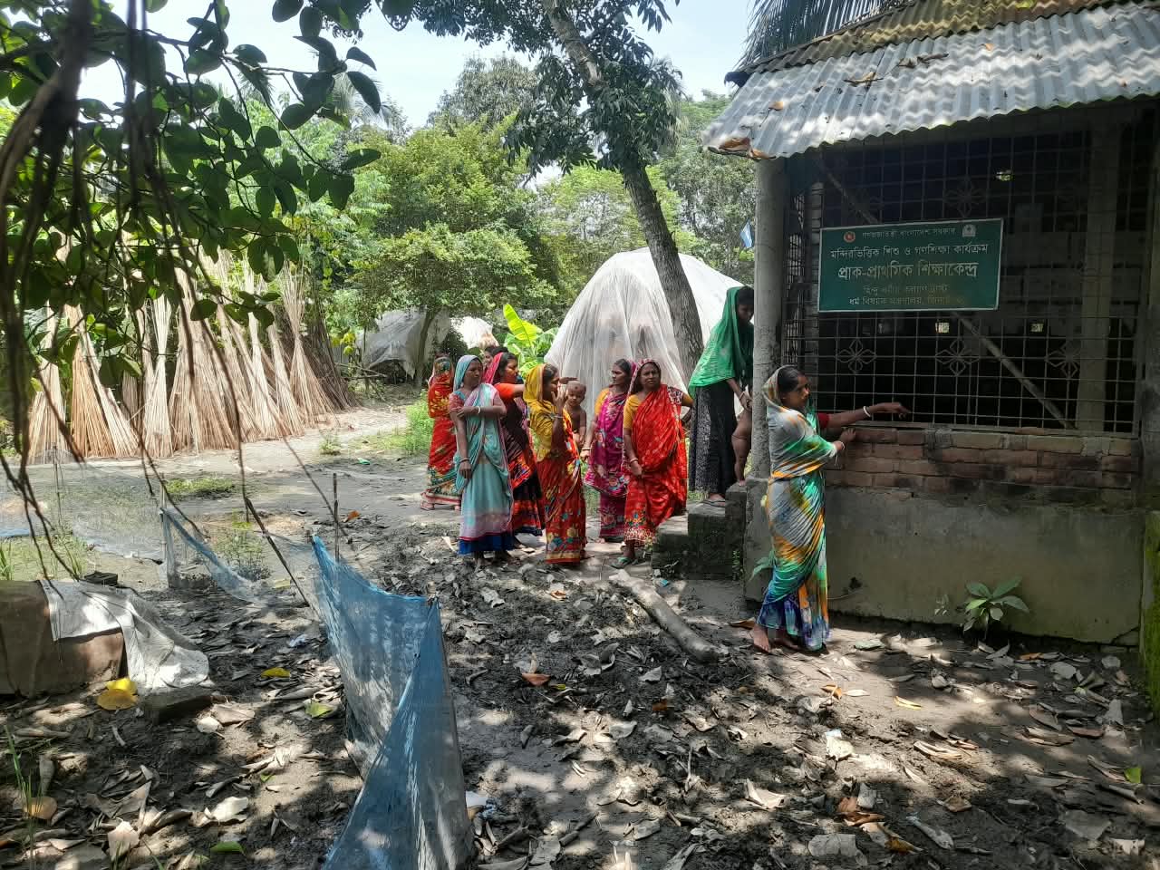 ঝিনাইদহে রাস্তার অভাবে প্রায় বন্দিদশায় ২৫ পরিবার, কথা বলতে গেলে সাংবাদিককে মামলার হুমকি
