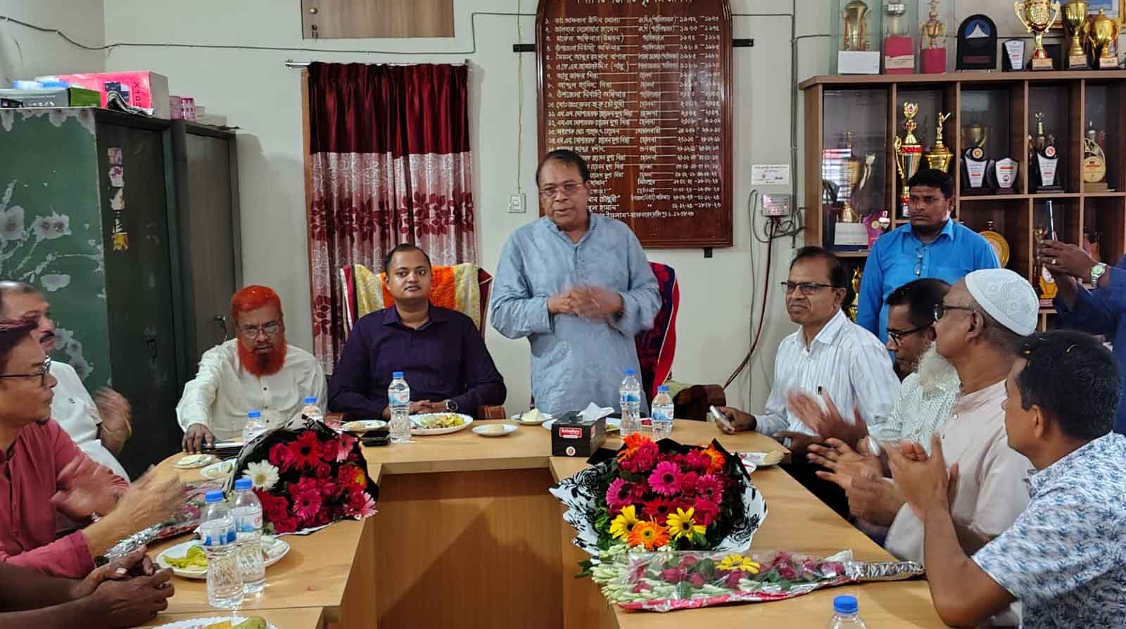বোয়ালমারী জর্জ একাডেমির নব নির্বাচিত সভাপতি নাসিরুল ইসলামকে ফুলেল শুভেচ্ছায় বরণ 