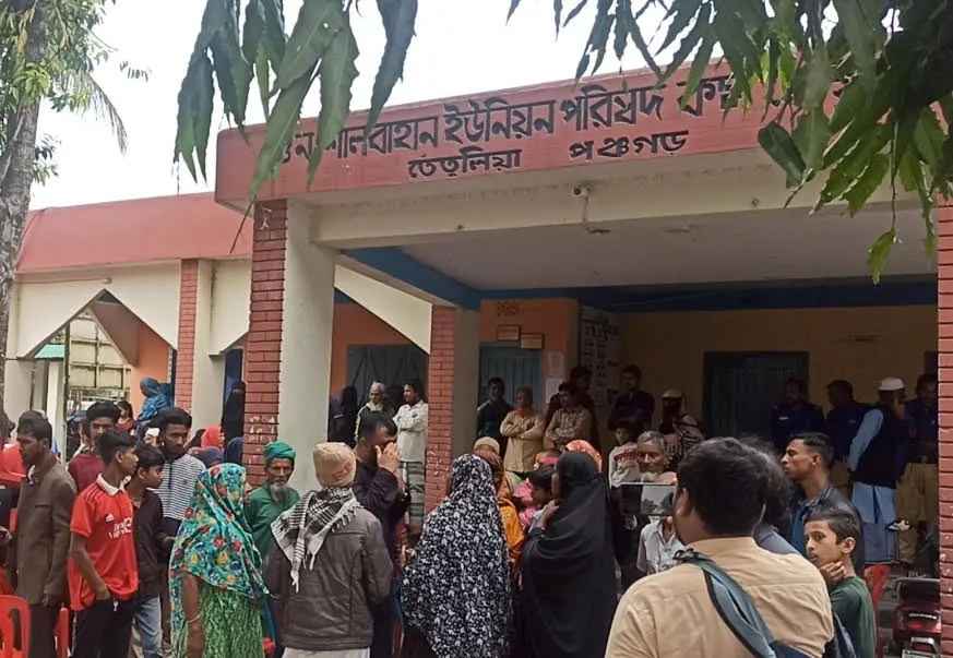 তেঁতুলিয়ায় ইউএনও’র বিরুদ্ধে ঘুষ ও হয়রানির অভিযোগে বিক্ষোভ