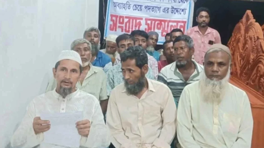 গোপালগঞ্জে সংবাদ সম্মেলন করে আওয়ামী লীগের ১৫ নেতার পদত্যাগ