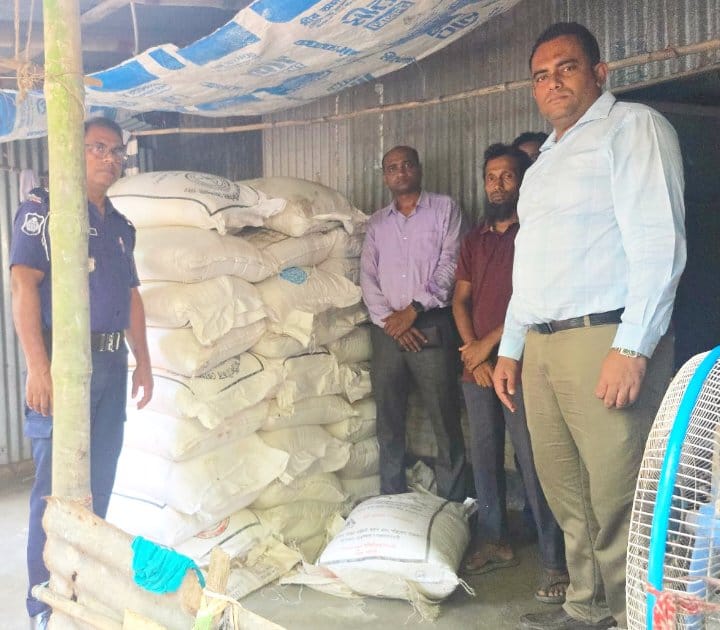শ্রীপুরে অবৈধ সার মজুতে জরিমানা ও সার জব্দ