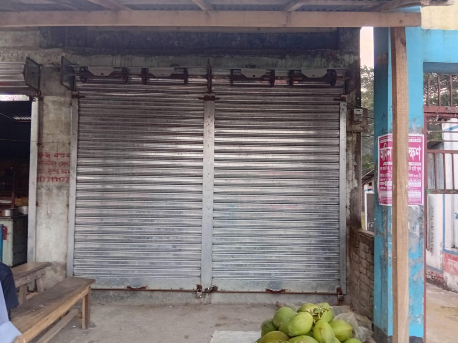আমতলীতে মাদ্রাসার নিজস্ব স্টল স্বেচ্ছাসেবক দল নেতার দখলে