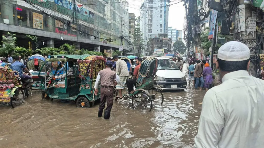 ভারী বৃষ্টিতে ডুবেছে রাজধানীর বিভিন্ন এলাকা, দুর্ভোগে নগরবাসী