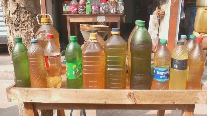 জ্বালানি সংকটের মধ্যেই খোলা বাজারে চড়া দামে বিক্রি তেল, প্রশাসনের নজরদারি নিয়ে প্রশ্ন