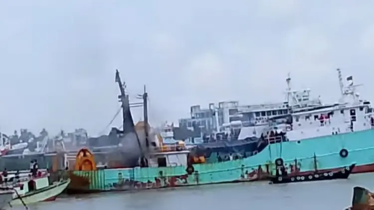কর্ণফুলী নদীতে ফিশিং ট্রলারে বিস্ফোরণে দগ্ধ ৬