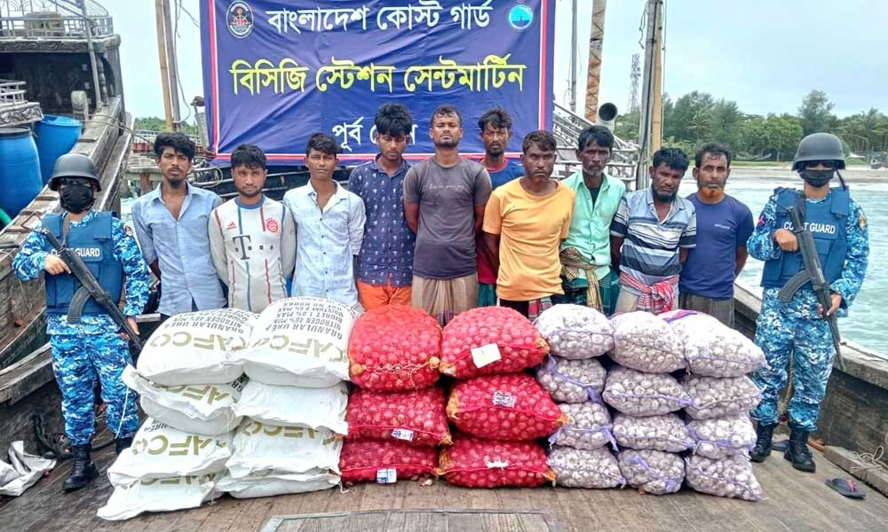 ১২ টন সারসহ ১০ পাচারকারী আটক