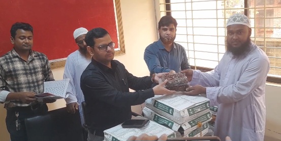 পাঁচবিবিতে কওমি মাদ্রাসায় এতিমদের মাঝে ১৫০ কেজি খেজুর বিতরণ