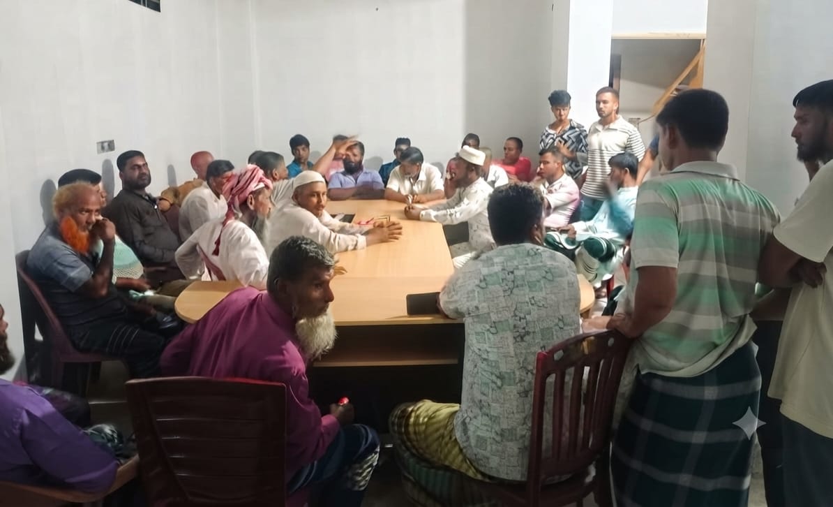 খামেনির শেষ বিদায়ে যোগ দিলে সহায়তা বন্ধের হুমকি যুক্তরাষ্ট্রের