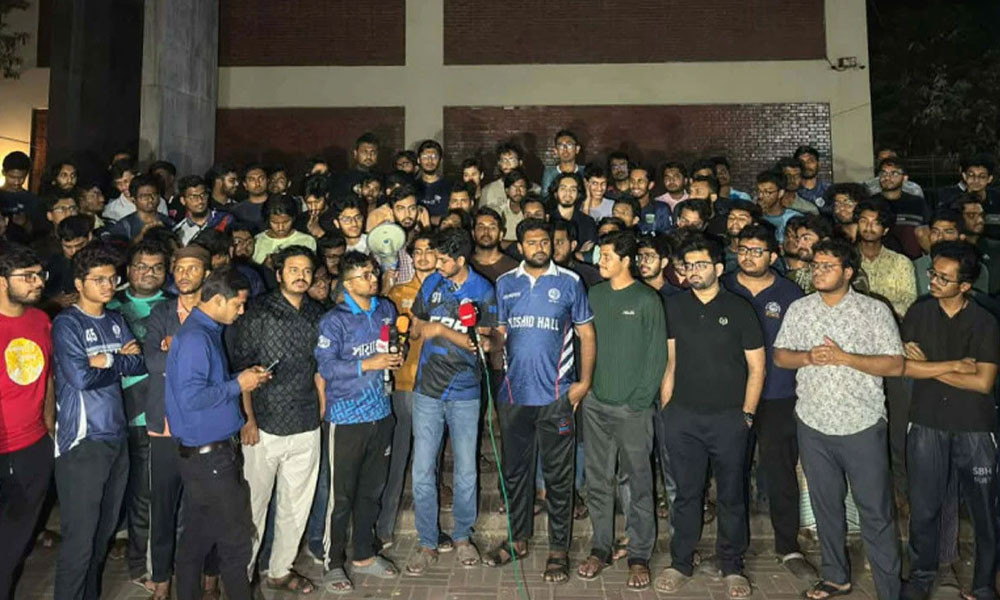বুয়েটে মধ্যরাতে শিক্ষার্থীদের বিক্ষোভ, পাটোয়ারীকে ঘিরে হট্টগোল