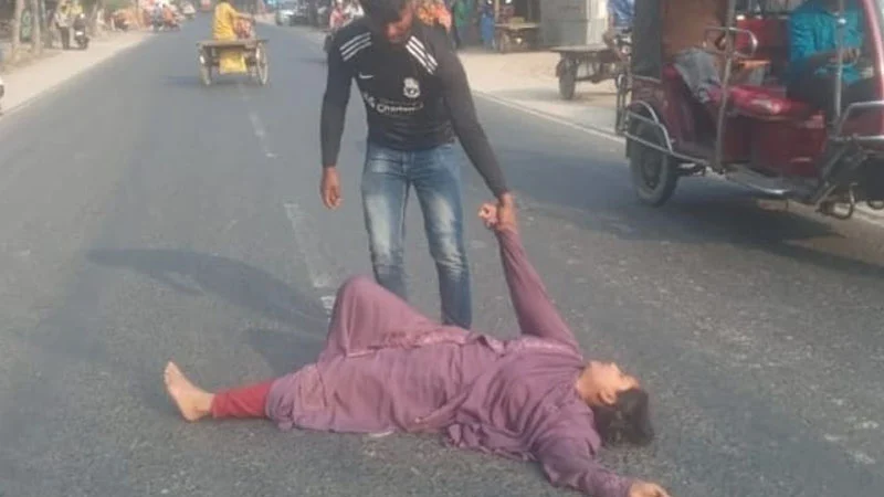 তারাগঞ্জে বিয়ের দাবিতে প্রাণি সম্পদ অফিসে নারীর অনশন