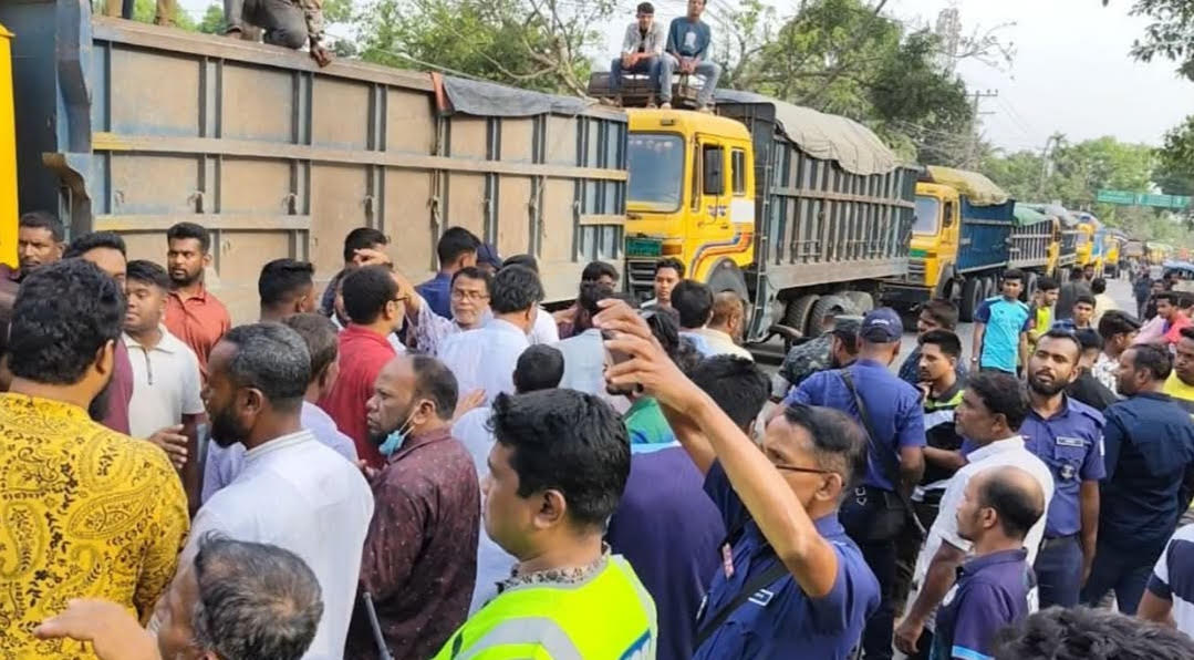 পঞ্চগড়ে ২৪ ঘণ্টা বিদ্যুৎহীন অতিষ্ঠ জনতা কর্তৃক ৪ ঘণ্টা মহাসড়ক অবরোধ