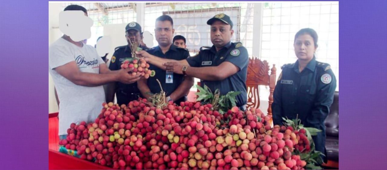 ফরিদপুর কারাগারে বন্দিদের মাঝে মৌসুমী ফল বিতরণ