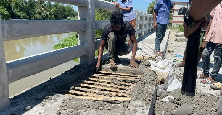 ১০ কোটি টাকার সেতুতে রডের বদলে বাঁশের কঞ্চি দিয়ে ঢালাই