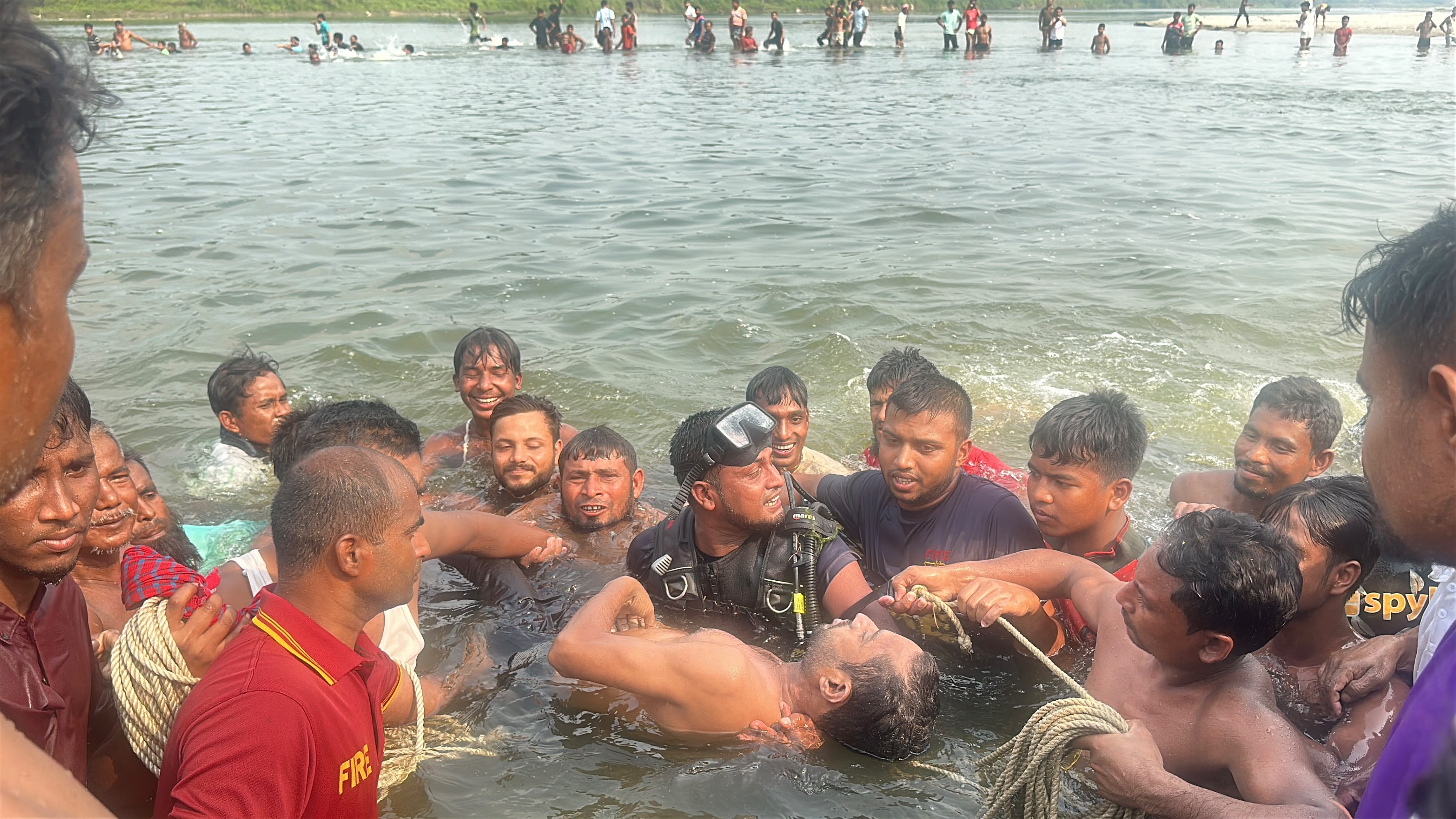 নদীতে ডুবে বাবা-চাচার মৃত্যু; অসহায় হয়ে তাকিয়ে রইল দুই কিশোর