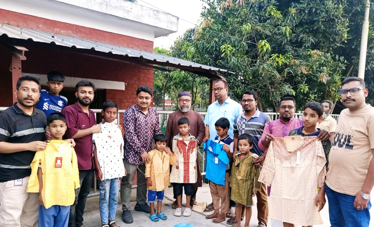 নতুন স্বপ্নের অপেক্ষায় পথশিশুরা, ঈদে পাঞ্জাবি উপহার দিল পুনরুত্থান