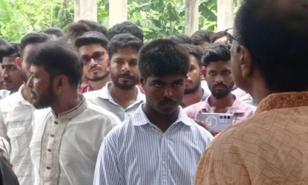 শাসন করায় নারী শিক্ষককে থাপ্পড়-ঘুষি শিক্ষার্থীর