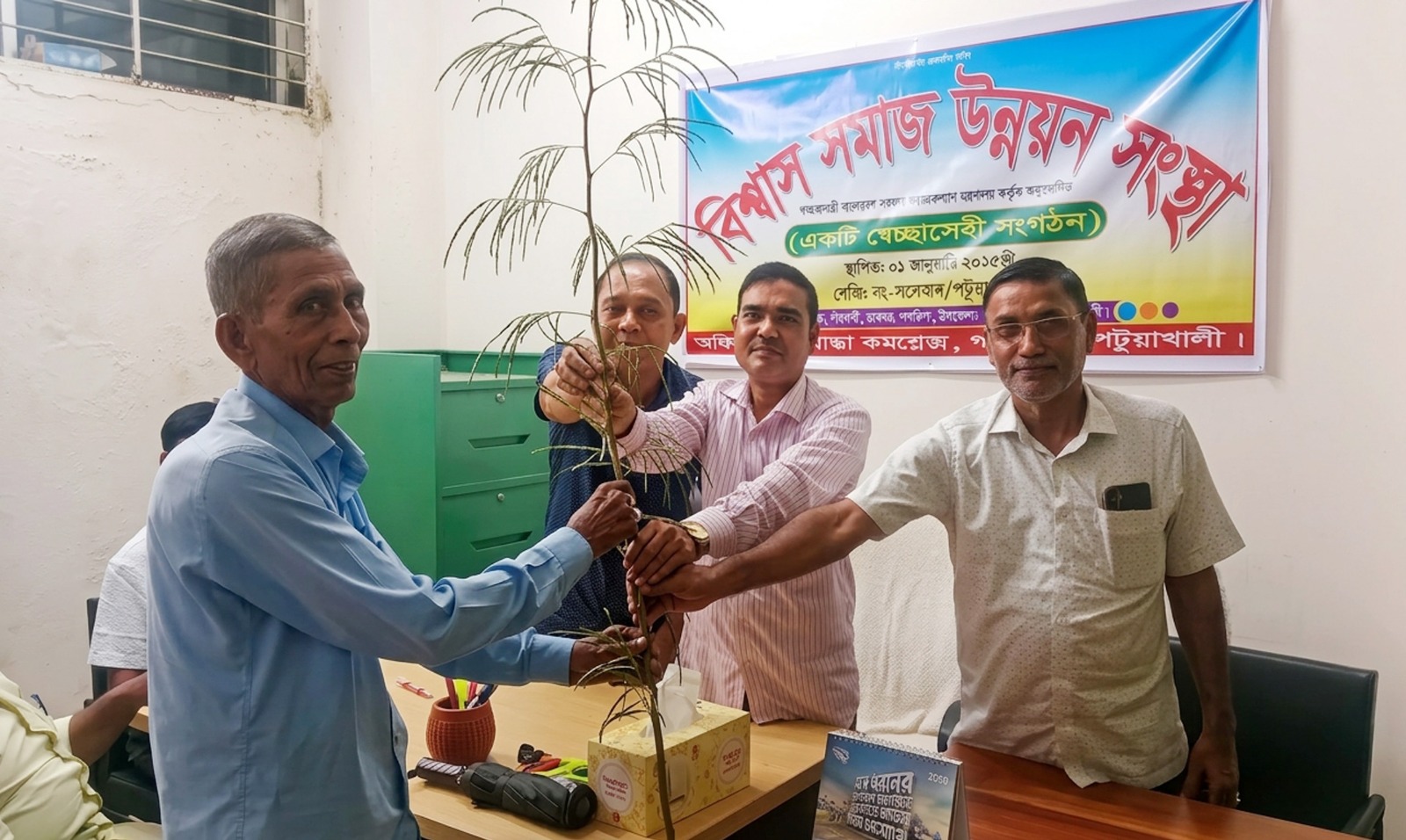 গলাচিপায় ৫’শত বনজ ও ফলজ গাছের চারা বিতরণ