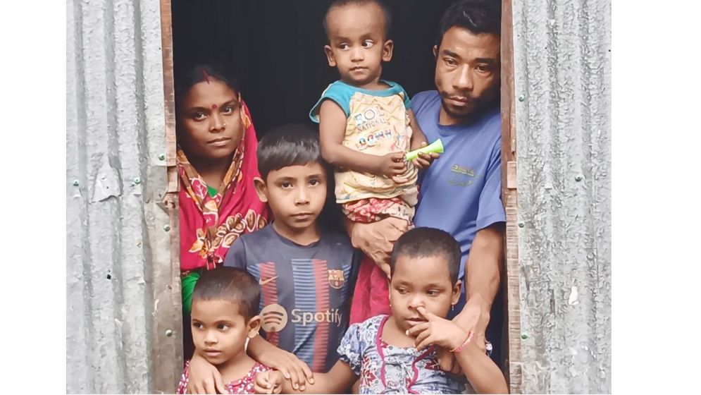 কুড়িগ্রামে ৮ বছরের শিশুর কাঁধে ৬ সদস্যের পরিবার