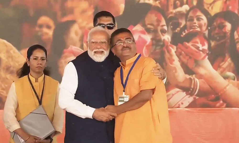 শপথ নিলেন মুখ্যমন্ত্রী শুভেন্দু, সঙ্গে ৫ মন্ত্রীও
