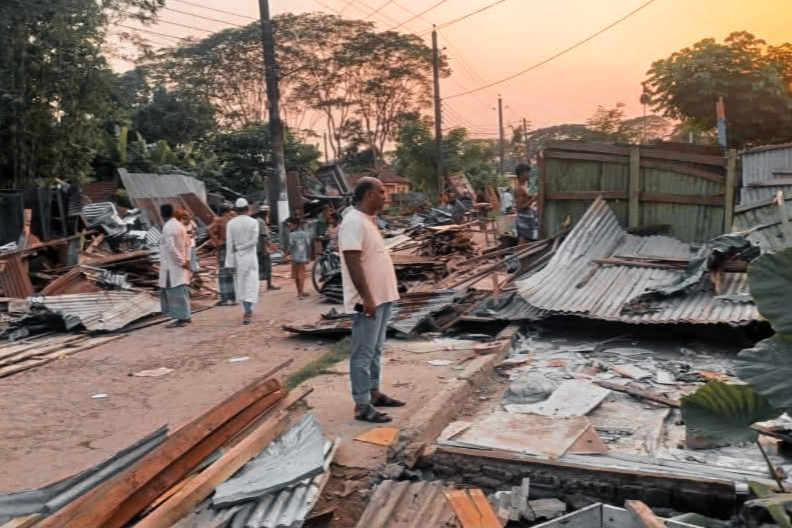 পটুয়াখালীতে সরকারি খাস জমিতে গড়ে ওঠা অবৈধ স্থাপনা উচ্ছেদ।