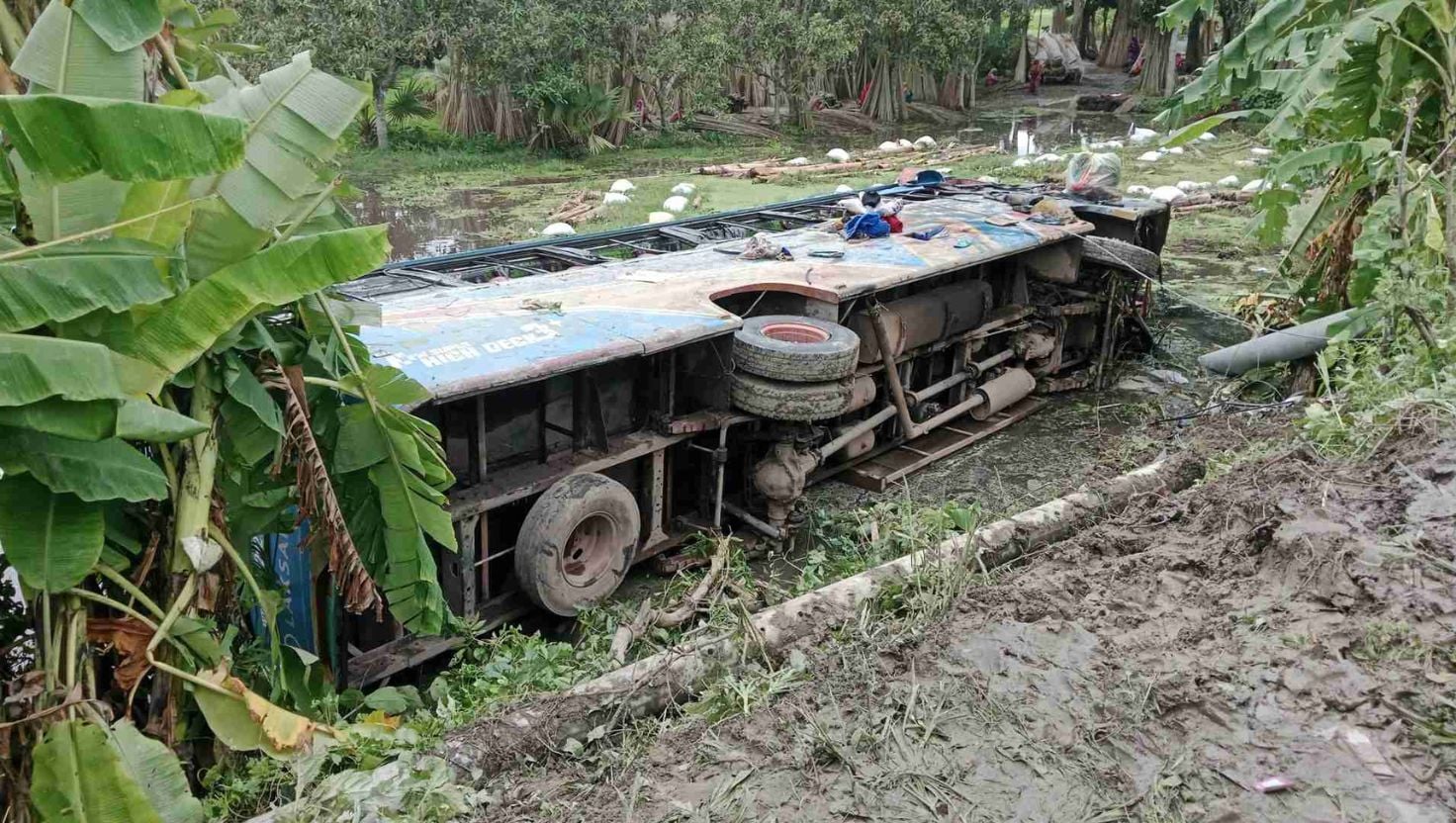 বোয়ালমারীতে বাস-ট্রাক সংঘর্ষে আহত ২০