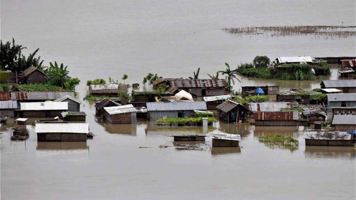 আসামে ব্যাপক বন্যা : ১৯ জেলায় পানিবন্দি ৬ লক্ষাধিক মানুষ