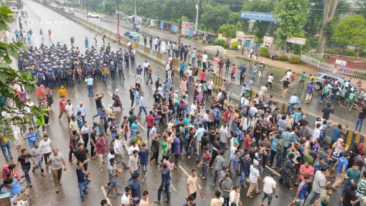 পুলিশের বাধা পেরিয়ে মহাসড়কে জাবি শিক্ষার্থীরা