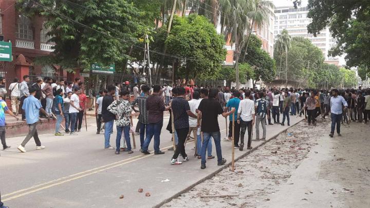 শহীদুল্লাহ হলের সামনে ফের সংঘর্ষ, ১০ ককটেল বিস্ফোরণ