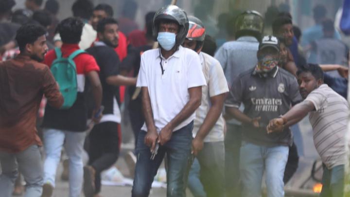 চট্টগ্রামে পুলিশ বক্সে আগুন, অস্ত্র হাতে ৩ যুবকের গুলিবর্ষণ