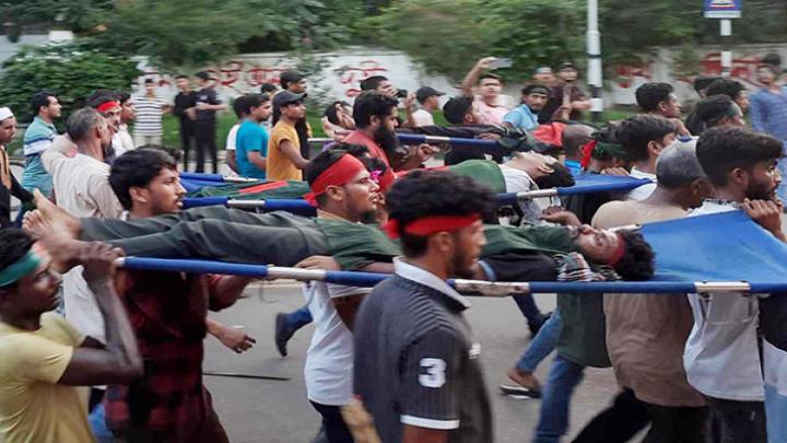 ৪ লাশ নিয়ে শহীদ মিনারে আন্দোলনকারীরা ৪ লাশ নিয়ে শহীদ মিনারে আন্দোলনকারীরা