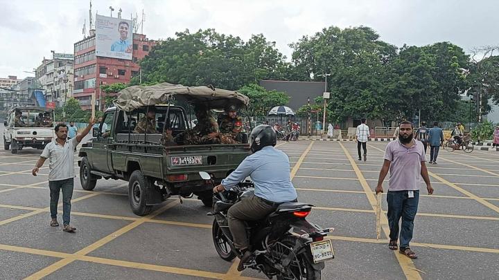 রাস্তায় নেই ট্রাফিক পুলিশ, সিগন্যালে শিক্ষার্থীরা রাস্তায় নেই ট্রাফিক পুলিশ, সিগন্যালে শিক্ষার্থীরা