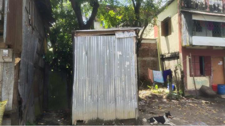বরগুনার জেলার আমতলী থানায় চলাচলের পথ বন্ধ করে শিব মন্দির স্থাপন