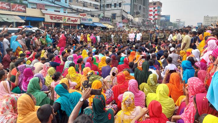 গাজীপুরে শ্রমিক বিক্ষোভের মুখে ১৩ কারখানা বন্ধ ঘোষণা গাজীপুরে শ্রমিক বিক্ষোভের মুখে ১৩ কারখানা বন্ধ ঘোষণা