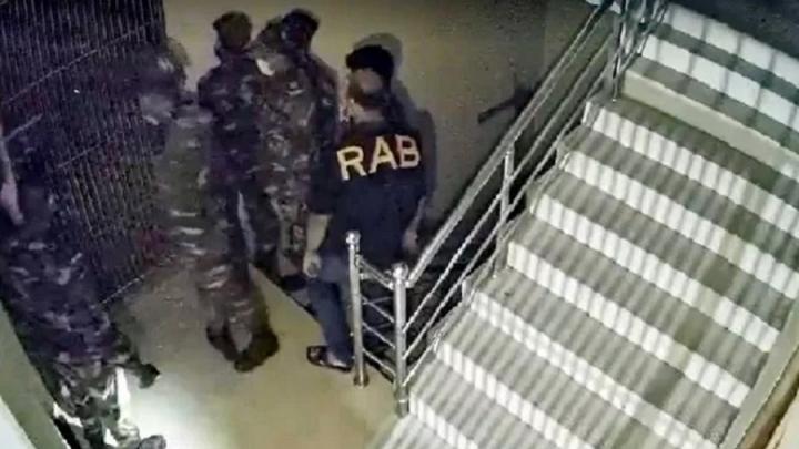 মোহাম্মদপুরে মধ্যরাতে ব্যবসায়ীর বাসায় ডাকাতি, গ্রেপ্তার ১১ মোহাম্মদপুরে মধ্যরাতে ব্যবসায়ীর বাসায় ডাকাতি, গ্রেপ্তার ১১