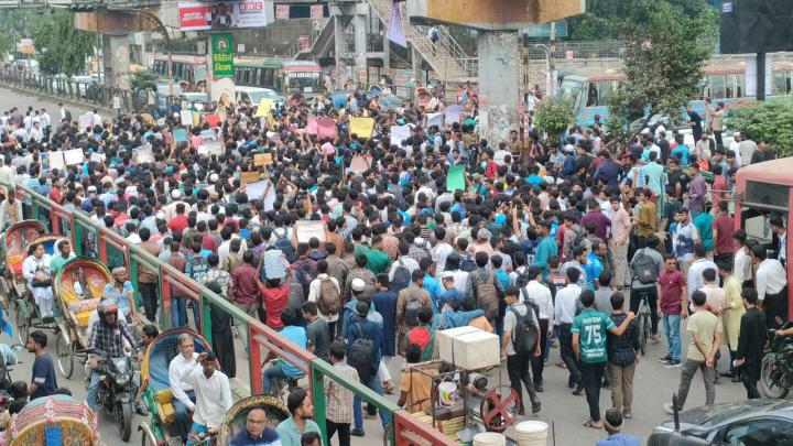 স্বতন্ত্র বিশ্ববিদ্যালয়ের দাবি, ৭ কলেজের শিক্ষার্থীদের বিক্ষোভ স্বতন্ত্র বিশ্ববিদ্যালয়ের দাবি, ৭ কলেজের শিক্ষার্থীদের বিক্ষোভ