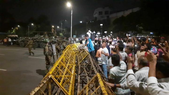 বঙ্গভবনের নিরাপত্তা ব্যারিকেড ভাঙার চেষ্টা, সেনাবাহিনীর ধাওয়া বঙ্গভবনের নিরাপত্তা ব্যারিকেড ভাঙার চেষ্টা, সেনাবাহিনীর ধাওয়া
