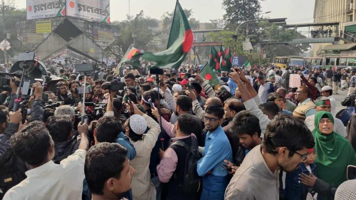 শাহবাগ মোড় ছাড়লেন বিডিআর স্বজনরা, যান চলাচল স্বাভাবিক শাহবাগ মোড় ছাড়লেন বিডিআর স্বজনরা, যান চলাচল স্বাভাবিক