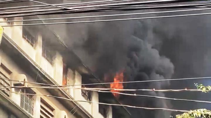হাজারীবাগ বাজারে ট্যানারি গোডাউনে আগুন হাজারীবাগ বাজারে ট্যানারি গোডাউনে আগুন