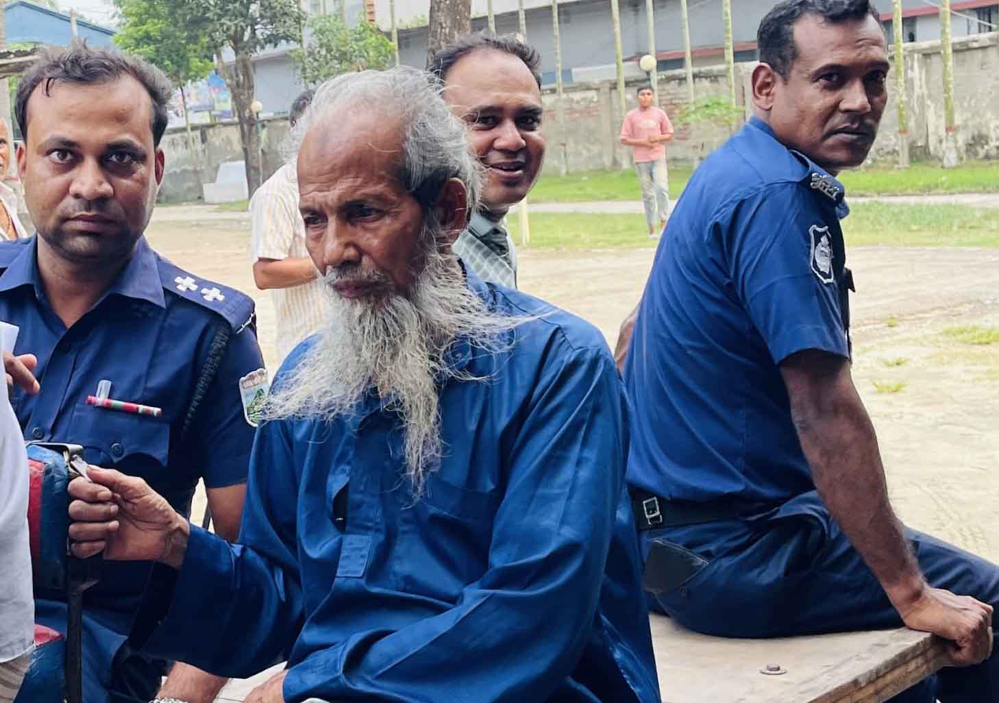 রাণীনগরে ৩য় শ্রেনীর শিশুকে ধর্ষণ চেষ্টার অভিযোগে বৃদ্ধ আটক