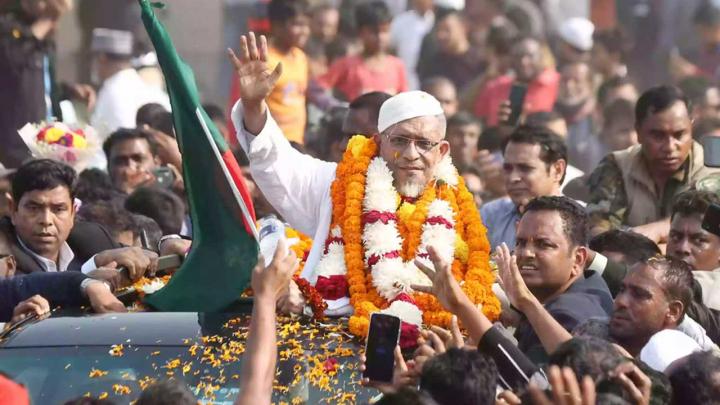 অস্ত্র মামলায় ১৭ বছরের দণ্ড থেকে খালাস পেলেন লুৎফুজ্জামান বাবর অস্ত্র মামলায় ১৭ বছরের দণ্ড থেকে খালাস পেলেন লুৎফুজ্জামান বাবর